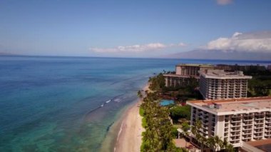 üzerinde lüks tesis hyatt, güzel doğası ve Pasifik Okyanusu ada Maui, hawaii mavi gökyüzü arka plan üzerinde sinek