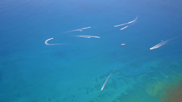 Bela imagem de barco confortável e scooters de água no oceano pacífico em aves vista olho na ilha maui, hawaii — Vídeo de Stock