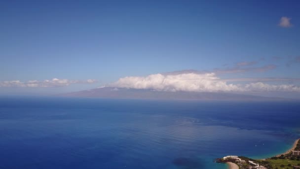 青い空と大きな山マウナ ・ ロア山の雲ハワイ マウイ島付近で火山の火口で、背景に太平洋の刺激的な写真 — ストック動画