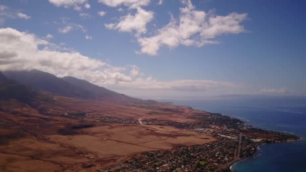 最大の陸上の火山、マウイ島、ハワイの鳥の目のビュー上の住宅の領土と山マウナ ・ ロア山の麓に美しい火山地形 — ストック動画