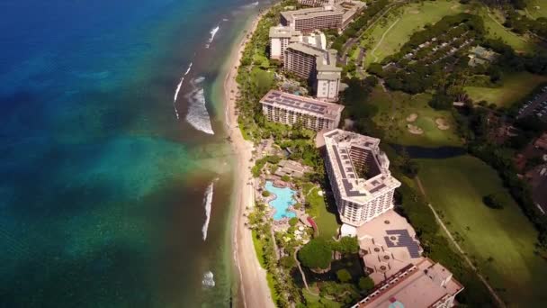 Impresionantes imágenes aéreas del lujoso resort Hyatt, costa limpia y océano Pacífico azul cristalino en la isla Maui, Hawai — Vídeo de stock