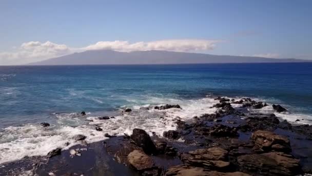 Okyanusun dalgaları uçurum karşı güneşli bir günde maui, hawaii yendi — Stok video