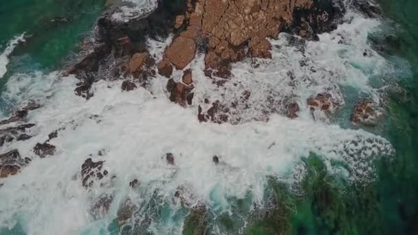 Aerial strzał szalejące fale rozpryskiwania przeciwko duże kamienie na wyspie maui, Hawaje — Wideo stockowe