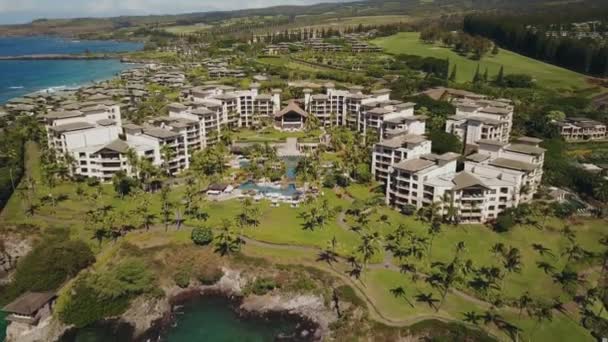 Συναρπαστικό τοπίο από τα πιο διάσημα Καπαλούα μοντάζ θέρετρο που βρίσκεται στην ακτή του Ειρηνικού Ωκεανού στην Μάουι, Χαβάη — Αρχείο Βίντεο