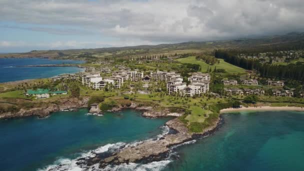 Vliegen over de Stille Oceaan met comfortabele resort montage kapalua en pittoreske terrein op eilanden maui, hawaii — Stockvideo