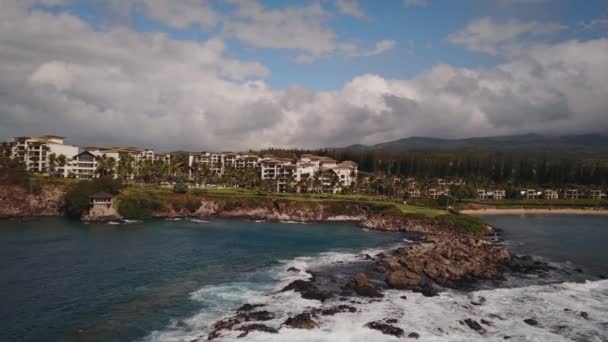 Belo panorama aéreo da montagem resort mais caro kapalua e ondas estourando de oceano na ilha maui, hawaii — Vídeo de Stock