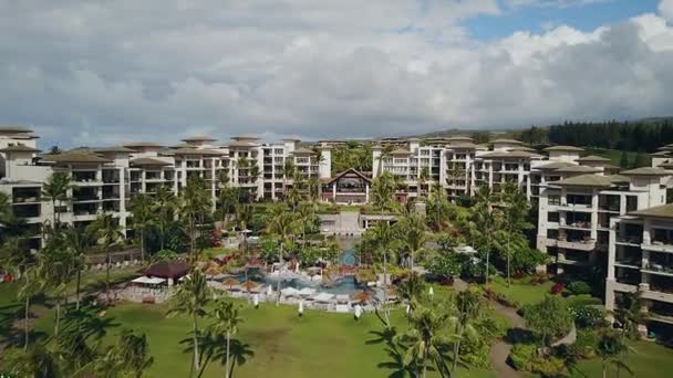 Fliegen über das teuerste resort montage kapalua und palmenpark auf der insel maui, hawaii — Stockvideo