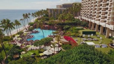 mavi okyanus, relax bölgesi ile lüks Yüzme Havuzu, Teras düğün kutlama yakınındaki şık otel hyatt, maui, hawaii harika hava resmi
