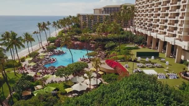 Прекрасный воздушный снимок голубого океана, роскошный бассейн с зоной отдыха, терраса для проведения свадебных торжеств возле модного отеля Hyatt, Мауи, Гавайи — стоковое видео