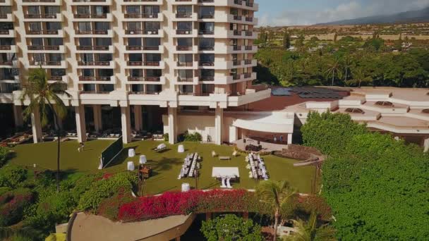 Volar sobre las mesas para la fiesta de bodas en el fondo de la moda hotel Hyatt y hermosa naturaleza en Maui, Hawai — Vídeos de Stock