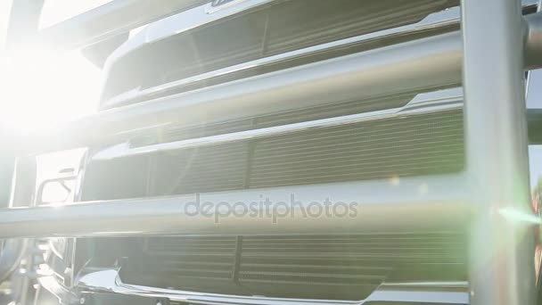 Фары нового грузовика в солнечный день — стоковое видео