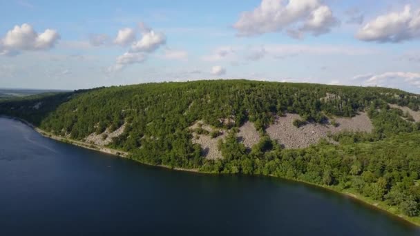 Zandsteen landschap langs de rivier van de Wisconsin — Stockvideo