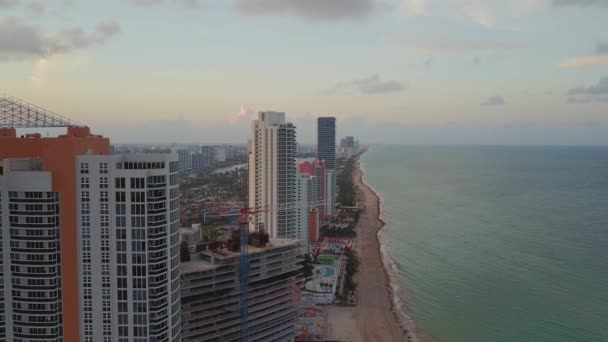 Schöne Luftaufnahme des sonnigen Inselstrands in der Nähe des blauen Ozeans und wunderbarer Wolkenkratzer in Miami — Stockvideo