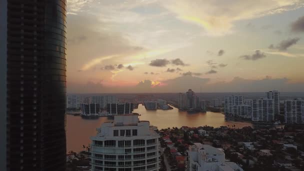 Ηλιοβασίλεμα στην παραλία sunny isles κοντά Ατλαντικό Ωκεανό με συνδετήρες σπίτια και σύγχρονα επιχειρηματικά κέντρα, Μαϊάμι — Αρχείο Βίντεο