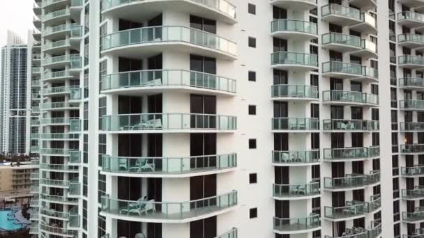 Vue aérienne de l'hôtel confortable avec chaises longues sur les balcons près de la plage des îles ensoleillées, miami — Video