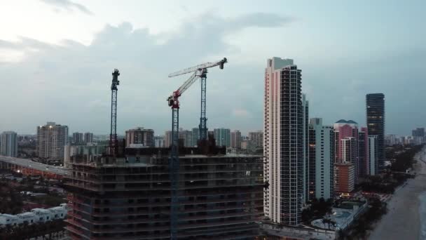 Aerial footage of unfinished construction and beautiful hotels on sunny isles beach,miami — Stock Video
