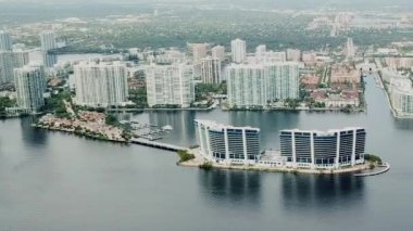 cityscape miami güneşli Island beach güçlü finansal şirketler ve şık otel harika hava görüntüleri