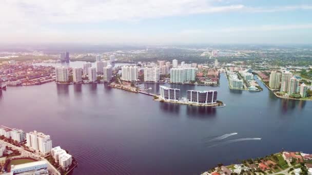 Bela baía na praia de ilhas ensolaradas miami com arranha-céus fascinantes, casas acolhedoras de moradores e natureza tropical longe da vista para os olhos dos pássaros — Vídeo de Stock