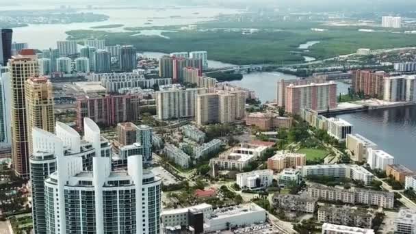 Krachtige financiële ondernemingen en banken op sunny isles beach, miami van het oog van de vogels bekijken — Stockvideo