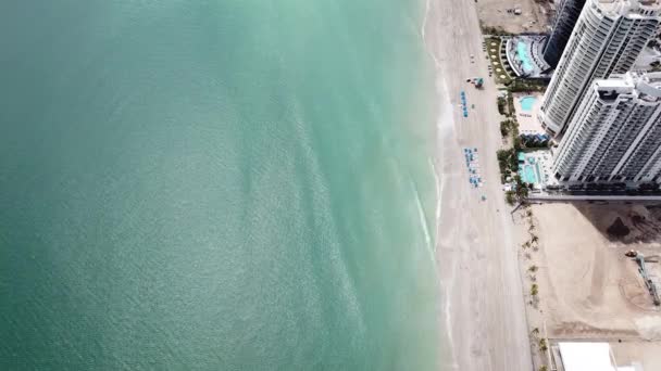 Meravigliosa riva dell'oceano con spiaggia di sabbia pulita vicino ad affascinanti hotel sulla spiaggia delle isole soleggiate dalla vista a volo d'uccello, miami — Video Stock