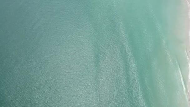 Stunning luchtfoto schoot de licht turquoise golven van de Atlantische Oceaan in de buurt van de kust op sunny isles beach, miami — Stockvideo