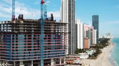 Mavi gökyüzü ve modern binalar, sunny Isles beach, miami arka plan üzerinde cam duvarlı otel inşaatı
