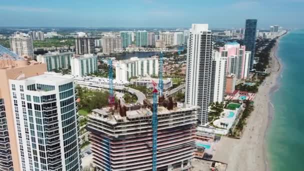 Fliegen über die faszinierenden modernen Gebäude in der Nähe der Meeresküste, sonnigen Inselstrand, Miami — Stockvideo