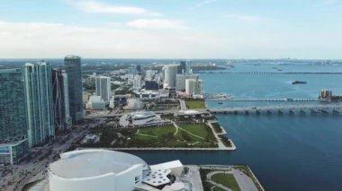 phillip ve patricia hava atış gökdelenler ve okyanus, sunny Isles beach, arka plan üzerinde müze Park'ta Bilim Müzesi miami süsleyin.