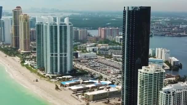 Panorama aéreo de hermosos rascacielos cerca del océano atlántico, playa de islas soleadas, miami — Vídeos de Stock