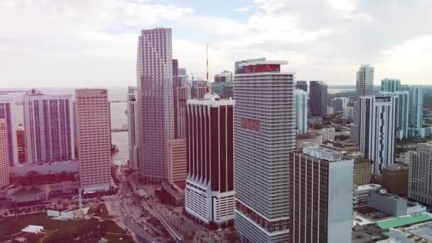 Letecký pohled na největší finanční giganty v obchodní čtvrti, miami — Stock video