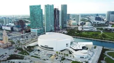 phillip ve patricia hava vuruşta güzel gökdelenler, arka plan üzerinde Bilim Müzesi miami süsleyin.