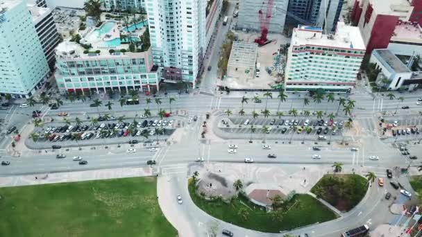 Panorama aéreo de Brickell Road Miami centro de la ciudad con edificios de varios pisos, playa de islas soleadas — Vídeo de stock