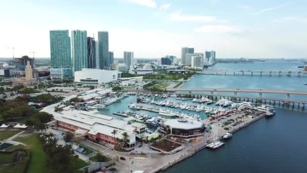 Vue aérienne sur le port de miami avec des yachts et des bateaux à pied sur le fond des gratte-ciel et musée des sciences, miami — Video