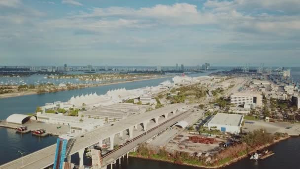 Летать над городом Майами под голубым небом с облаками, солнечные острова пляж — стоковое видео