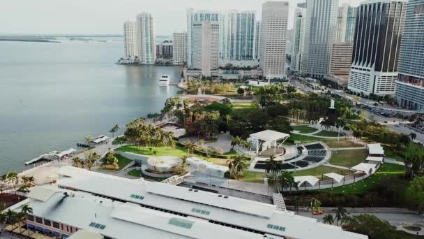 Vista aérea del paisaje en el distrito financiero de Miami con compañías financieras y teatro de verano al aire libre cerca del océano atlántico — Vídeos de Stock