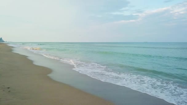 Attraente paesaggio oceanico con affascinanti onde blu vicino alla spiaggia sabbiosa pulita nella giornata di sole a miami, spiaggia soleggiata delle isole — Video Stock