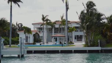 lüks villa beyaz renklerde ve kendi dock Yatlar veya tekneler için kıyıya, sunny Isles beach, miami