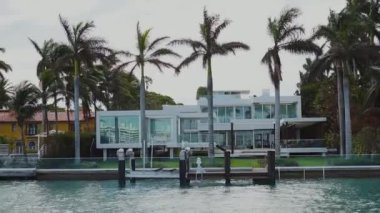palmiye ağaçları ve sunny Isles beach, miami gemilerde demirleme için özel iskelesi arasında cam duvarlı moda Emlak