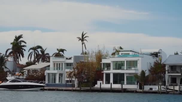 Maravilloso barco a pie cerca de lujosa mansión de personas ricas unde cielo nublado, playa de islas soleadas, miami — Vídeos de Stock