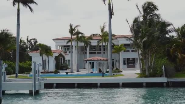 Lujosa villa en colores blancos y muelle propio para yates o barcos en la orilla, playa de islas soleadas, miami — Vídeo de stock
