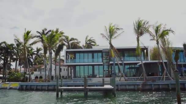 Casa luxuosa grande entre palmeiras na costa da baía, praia de ilhas ensolaradas, miami — Vídeo de Stock