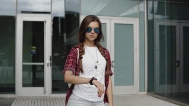 güzel modern kadın bekliyor ve onu izlemek office merkezine yakın zamanında kontrol güneş gözlüğü