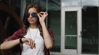 onun wirstwatch giriş iş merkezinin yakınında seyir markalı güneş gözlüğü güzel kadın