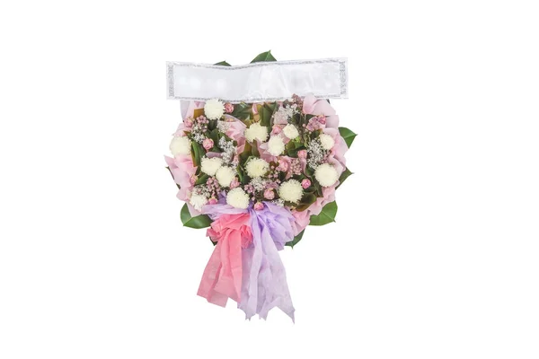 Ramo de flores blancas en diseño redondo con etiqueta con nombre — Foto de Stock