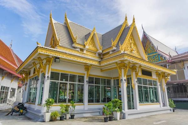 Templo tailandés y cielo azul — Foto de Stock