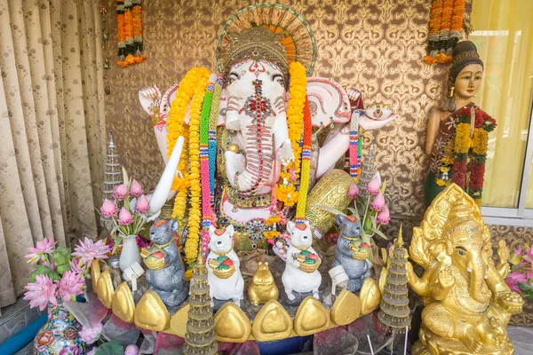 Ganesha altaar voor de eredienst in Thailand — Stockfoto