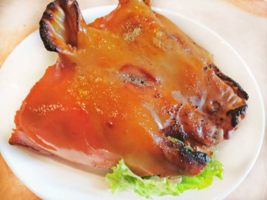 Barbekü domuz kafası beyaz plaka üzerinde