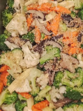 Arka plan olarak havuç ile portre kızarmış brokoli