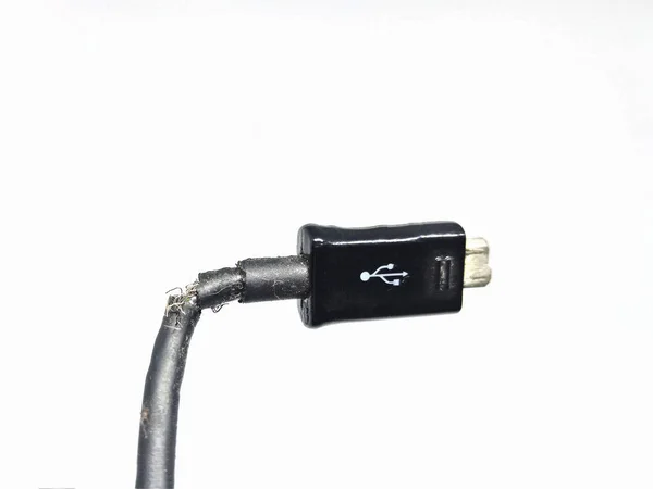 Gebroken USB-kabel, geïsoleerd op witte achtergrond — Stockfoto