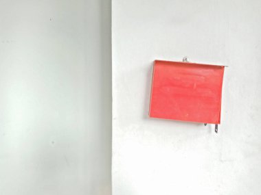 Beyaz duvar eski kırmızı postbox